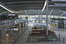 844994 Gezicht in de vrijwel lege stationshal van Utrecht Centraal tijdens een 24-uurs openbaar vervoerstaking.N.B. ...